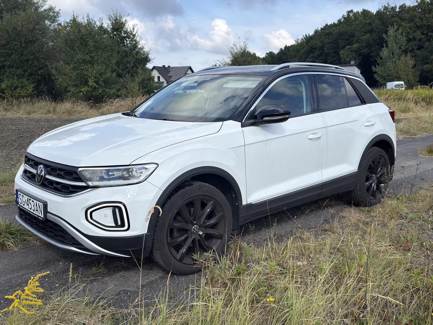 Volkswagen T-Roc z przodu od strony kierowcy